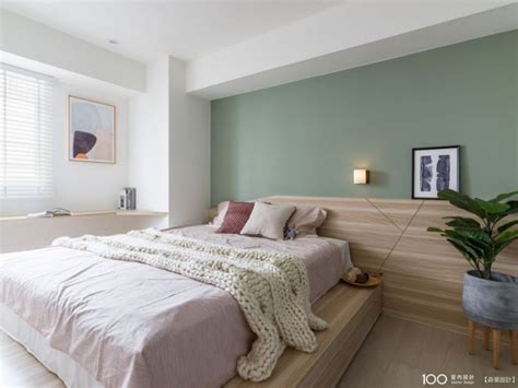 臥室床頭設計 深色木地板房間